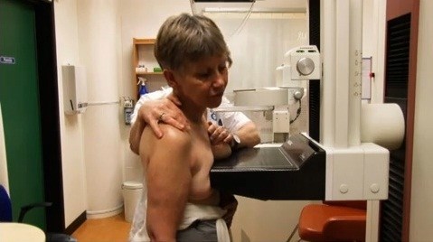 Een vrouw die een mammografie ondergaat